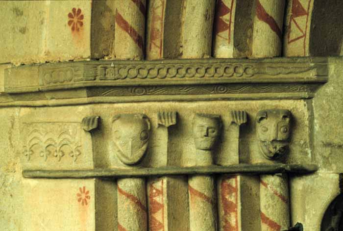 Elva, il portale in pietra della Parrocchiale