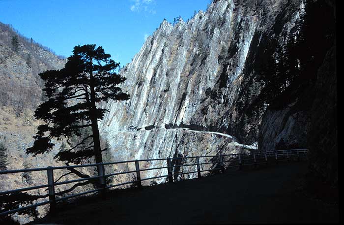 Elva, la vertiginosa strada del Vallone